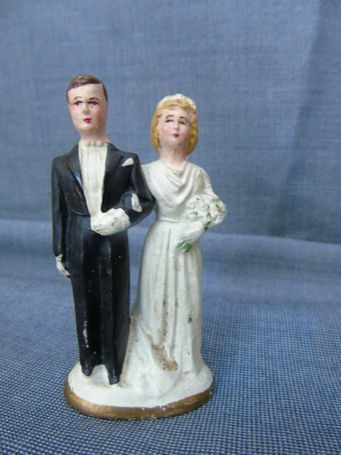Couple de mariés en résine, hauteur 10 cm, se faisant un câlin, figurine style BD mariage
