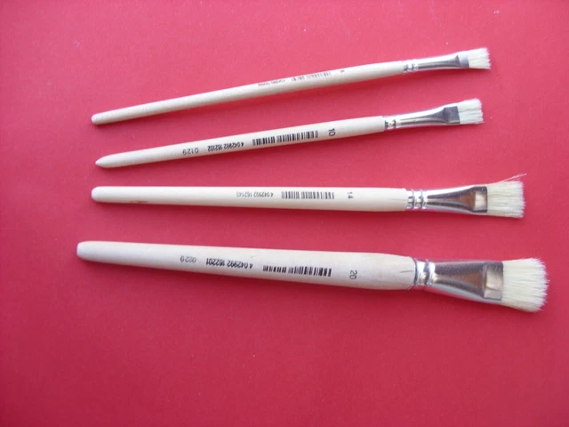 4 Borstenpinsel der Stärke 8, 10, 14 und 20.