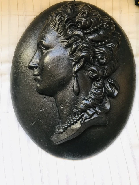 Pendentif Médaille Ancien à Motif Féminin - Marqué GES GESCH, Métal Inconnu, Occasion