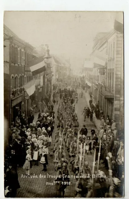 Thème VIE MILITAIRE - BITCHE Moselle CPA 57 CARTE PHOTO arrivée des troupes 1918