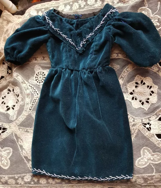 jolie robe  en velours poupée  ancienne