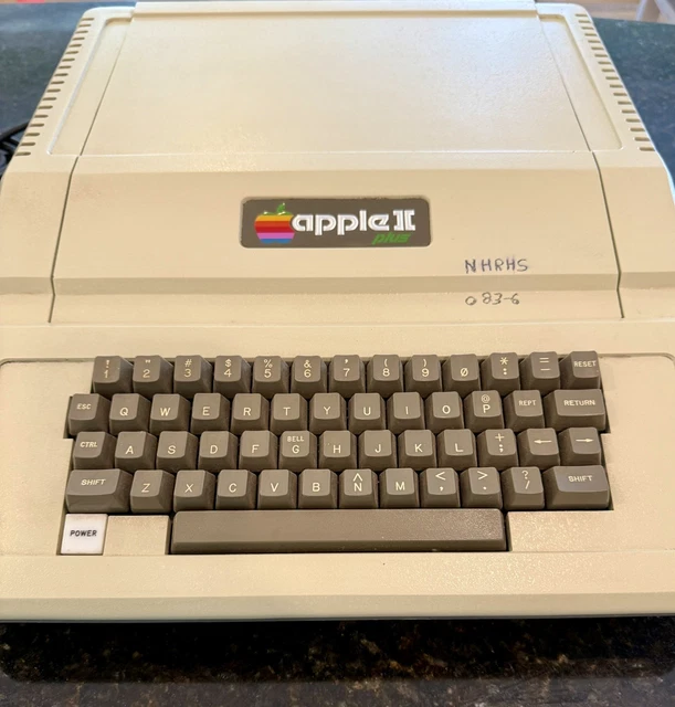 Apple II Plus コンピュータ MODEL NO. A2S1016 Apple II Plus