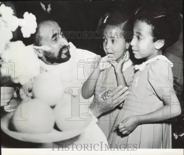 1954 Press Photo Emperor Haile Selassie of Ethiopia & Children in Addis Ababa