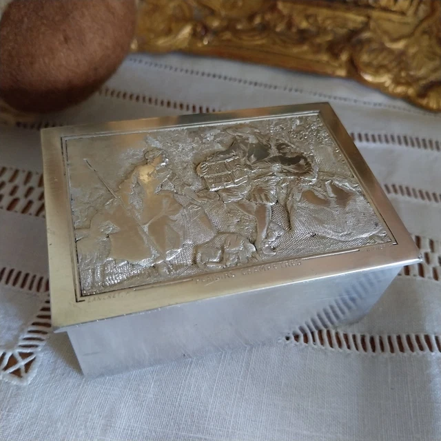 Boîte à Bijoux Argentée Avec Intérieur Velours Rouge – Décors Floraux