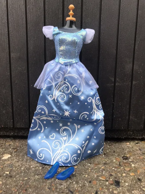 Qualität blau Aschenputtelstil Glitzer Spitzenkleid mit Schuhen für Puppen UK Verkäufer