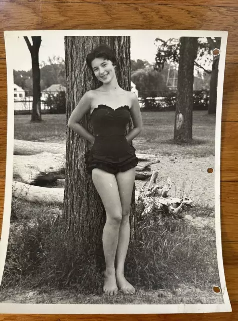 VTG 1950 8x10 B&W PHOTO BEACH SCENE BRUNETTE POSING BY TREE PINUP BATHING BEAUTY