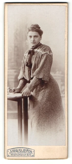 Fotografie Atelier Strauss, Leipzig, Dame mit Hochsteckfrisur in gepufftem Klei
