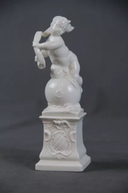 Nymphenburg Porzellan Figur Putto als Fortuna Bustelli auf Postamnet weiß Barock