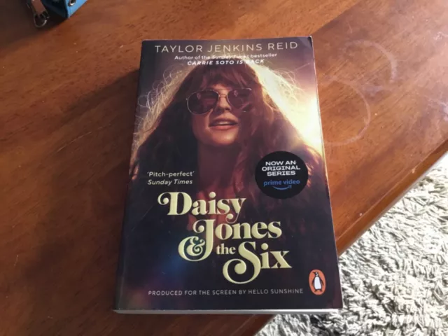 Taylor Jenkins Reid Book - Daisy Jones & The Six