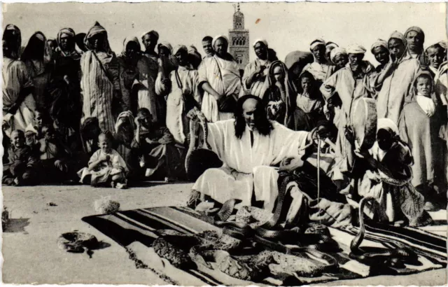 CPA AK Marrakech Charmor de Serpents Place Djemaa el Fna MOROC (1319002)