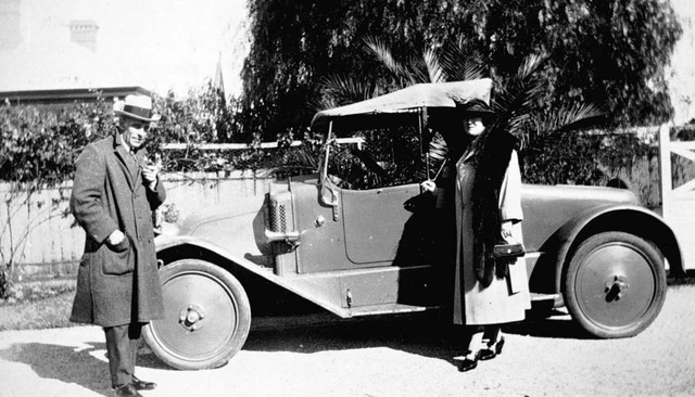 A man and woman Adelaide South Australia 1925 OLD PHOTO