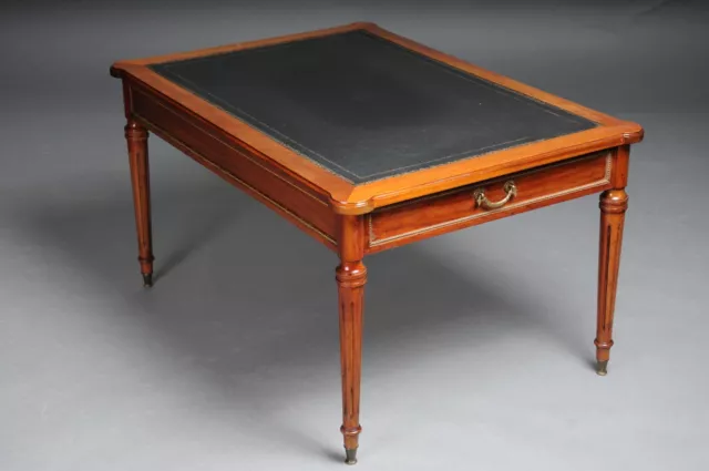 Classic English Coffee Table Des 20. Century With Leather Plate