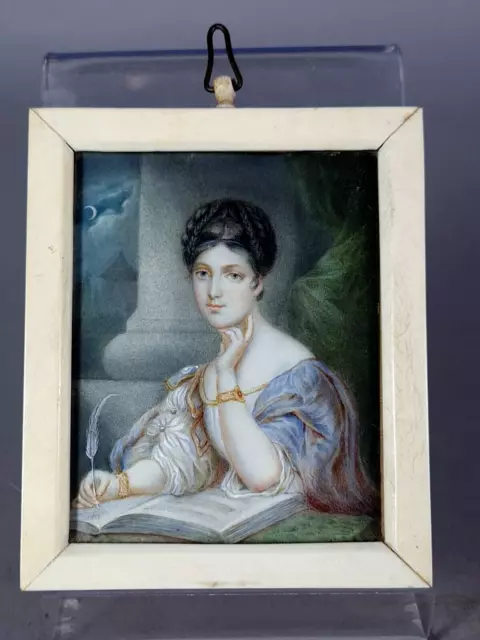 Portrait miniature d'une jeune femme à son écriture XIXe siècle. Très bel état