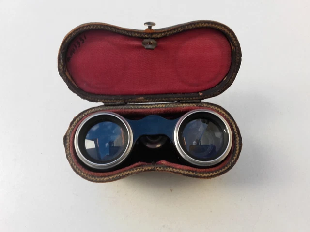 2 paires de jumelles de théâtre dans leur étui, l'une avec plaquage d'écaille, la seconde en