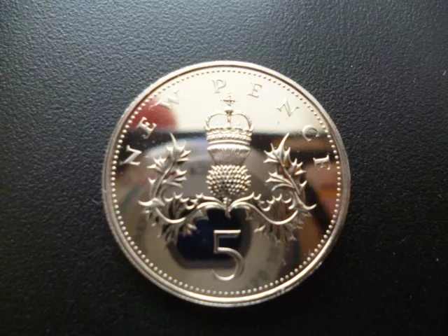 1977 Proof Five Pence Piece Housed In A New Capsule. 1977 Proof 5P Coin Capsuled