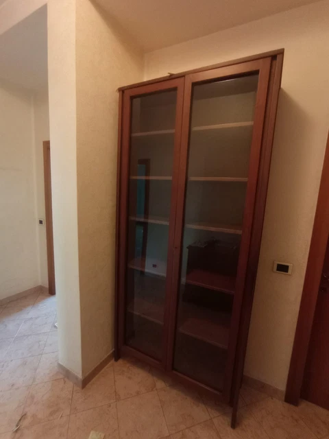 Vetrina a 2 ante - Struttura in Legno Impiallacciato e Vetro Molato - Italia
