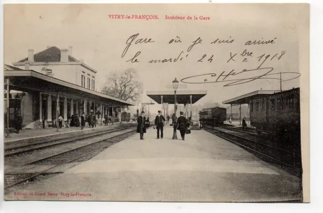VITRY LE FRANCOIS - Marne - CPA 51 - la gare - un train en gare - vue interieure