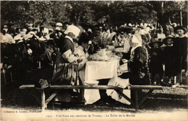 CPA Une Noce aux Env. de VANNES - La Table de la Mariée (482096)