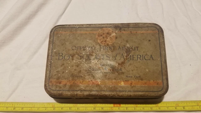 Vintage tin: Official First Aid Kit Boys Scout of America (Bauer & Black)