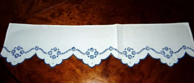 bestickte Schabrake 58x12cm weißes Leinen blaue Blütenmotive Festonrand gezackt