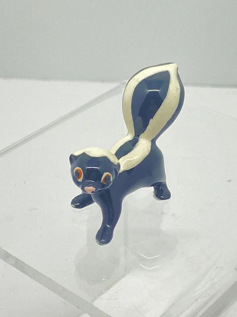 Hagen Renaker Skunk Tail Up
