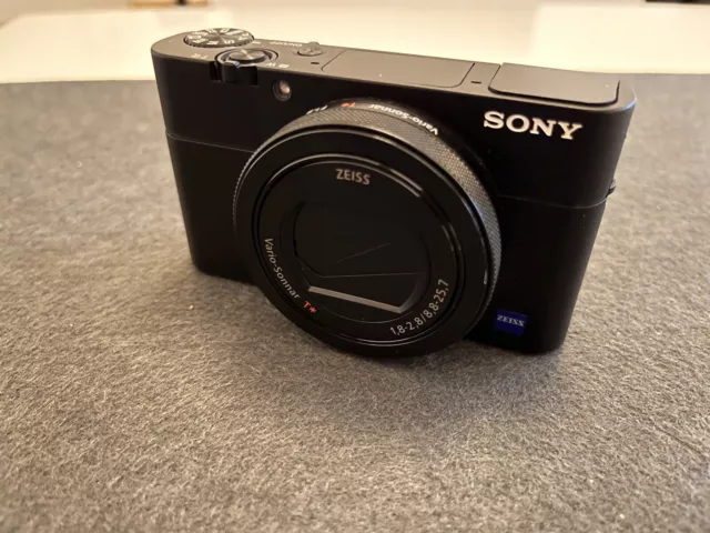 Sony RX100V Topzustand Zubehörpaket m. orig. Tasche, 3x Akku  Nitecore USB-Lader