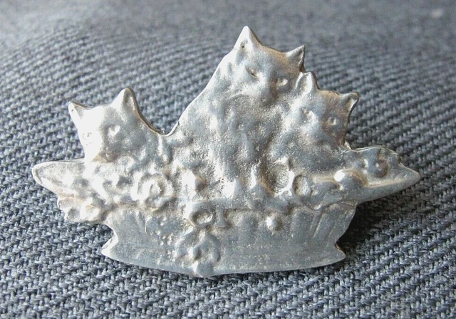 Vintage cute cat kittens inside a basket pewter pin   44h