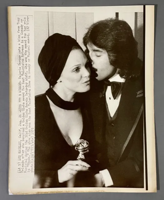 1975 Tony Orlando Kissing Valerie Harper Golden Globe Award VTG Wire Press Photo