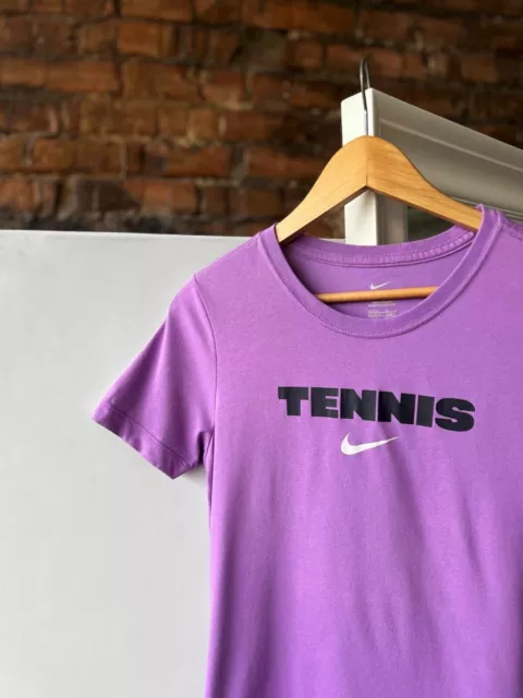 Nike Tennis Dri-FIT Damen-T-Shirt in Violett mit großem Swoosh-Aufdruck,... 2