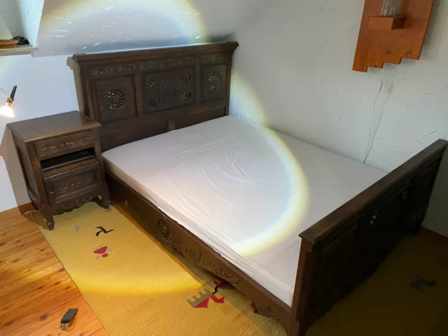 Schönes Bett massiv Bretagne Schnitzereien + Nachtkästchen