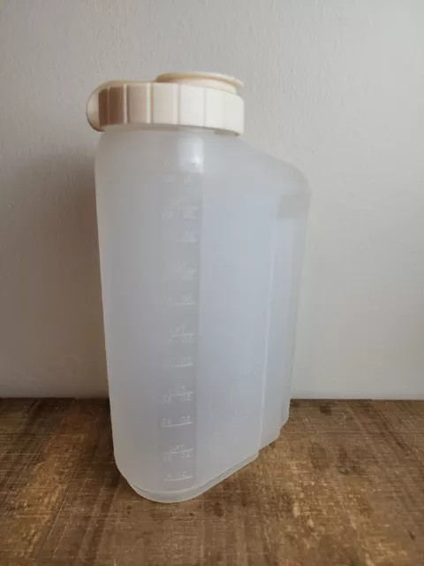 Rubbermaid - Servin Saver White Bottle, Plastic, 2 Qt./1.9 Lt