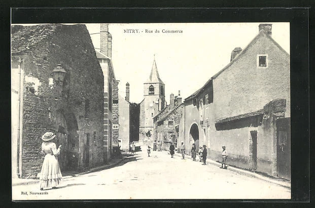 CPA Nitry, Rue du Commerce, vue de l'Église