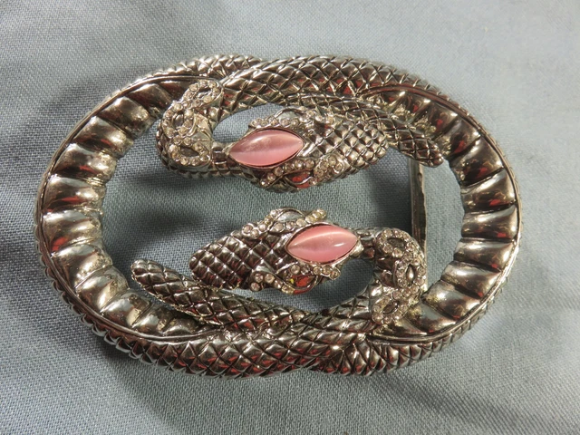 GROSSE BOUCLE de CEINTURE aux 2 SERPENTS  lourd métal blanc( Jamais utilisée)