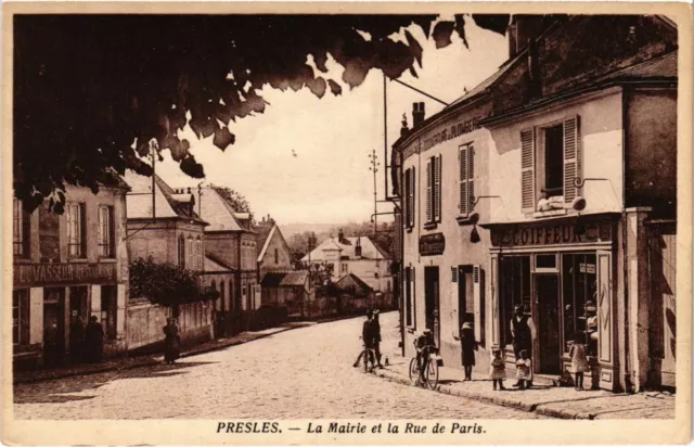 CPA PRESLES - La Mairie et la Rue de PARIS (107000)