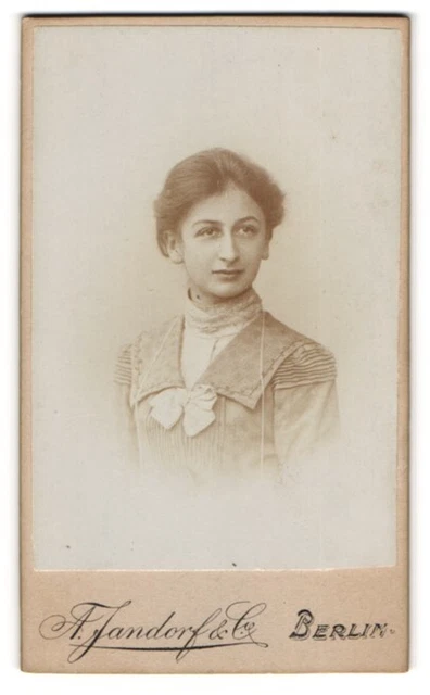 Fotografie A. Jandorf & Co., Berlin, Portrait junge Dame im modischen Kleid mit