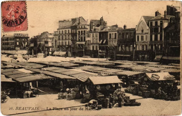 CPA Beauvais La Place un jour du marché (1186964)