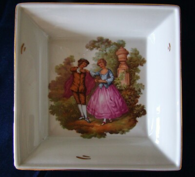 LIMOGES plaque décorative en porcelaine ancienne jeune fille aux roses et lys 