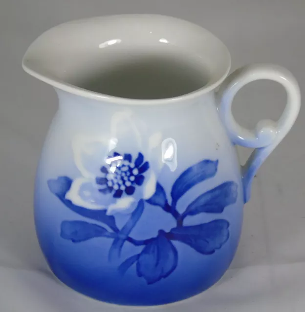 Royal Copenhague - Pot à lait en porcelaine, décor de fleurs