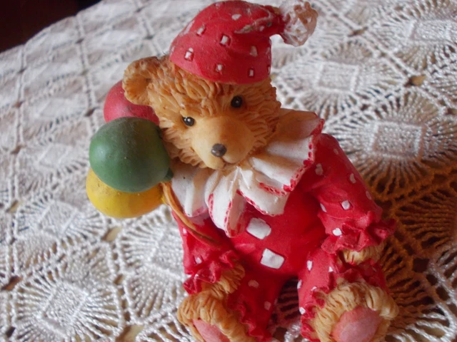 Figurine Ours En Résine – Habit De Clown Rouge – État Très Bon