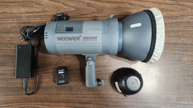 Estroboscópico flash de estudio al aire libre Neewer Vision 4 alimentado por batería con batería y cargador
