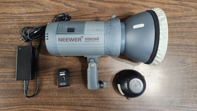 Estroboscópico flash de estudio al aire libre Neewer Vision 4 alimentado por batería con batería y cargador Estroboscópico flash de estudio al aire libre Neewer Vision 4 alimentado por batería con batería y cargador
