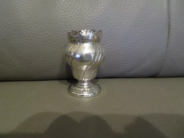 Petit Vase En Laiton Massif émaillé – Allemagne, Motif Fleurs Orange (début XXe)
