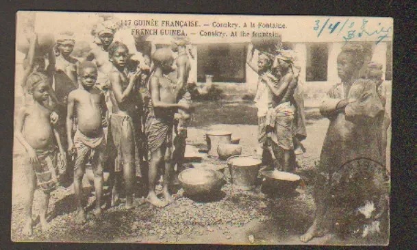 CONAKRY (GUINEE) ETHNIQUE / FEMMES & ENFANTS à la FONTAINE en 1908