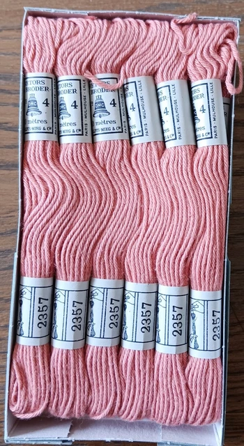 24 Pièces Fils à Broder Métalliques Fils D'Écheveau De Broderie Multicolores Fil à Broder Scintillant Fil De Polyester De Point De Croix Pour Bracelets D'Amitié DIY Fil à Broder D'Artisanat