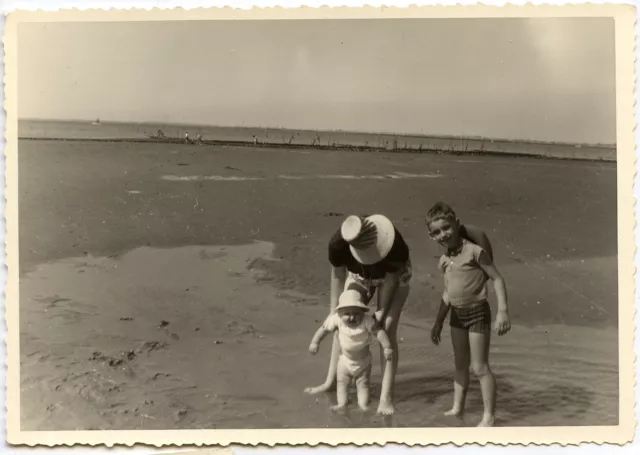 Family Beach Vacation - Old Year Photo. August 1950 60