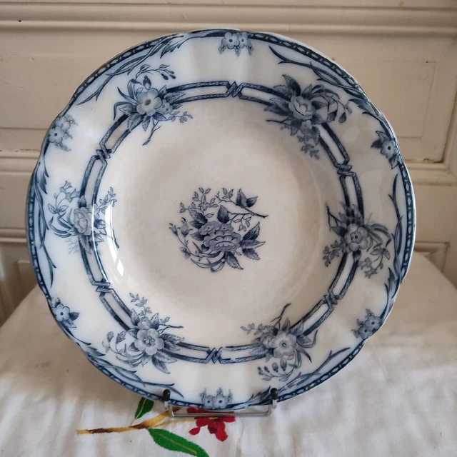 Sarreguemines grand plat rond et creux en faïence modèle Cérès décor fleur bleue