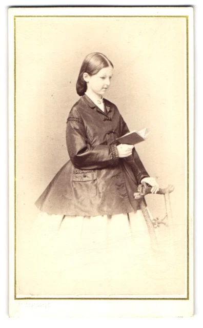 Fotografie Fr. Brandseph, Stuttgart, Portrait junge Frau im weißen kleid mit du