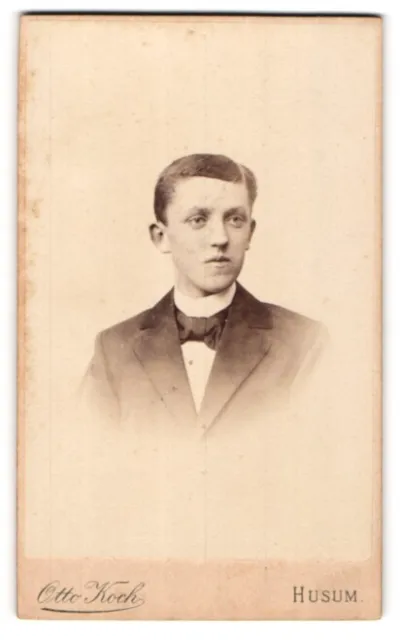 Fotografie Otto Koch, Husum, Portrait junger Mann in Anzug mit Fliege