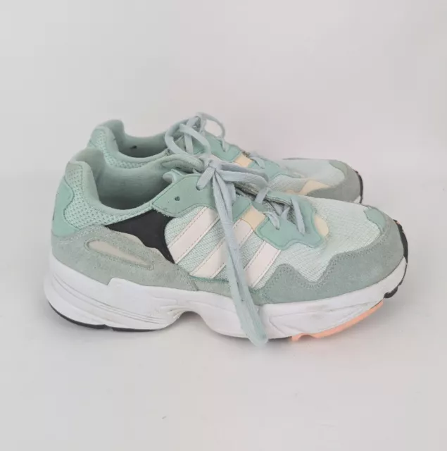 Foto di yung scarpe sale