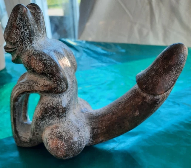 Une Sculpture Sur Pierre D'un Homme Tenant Son Phallus Découverte En